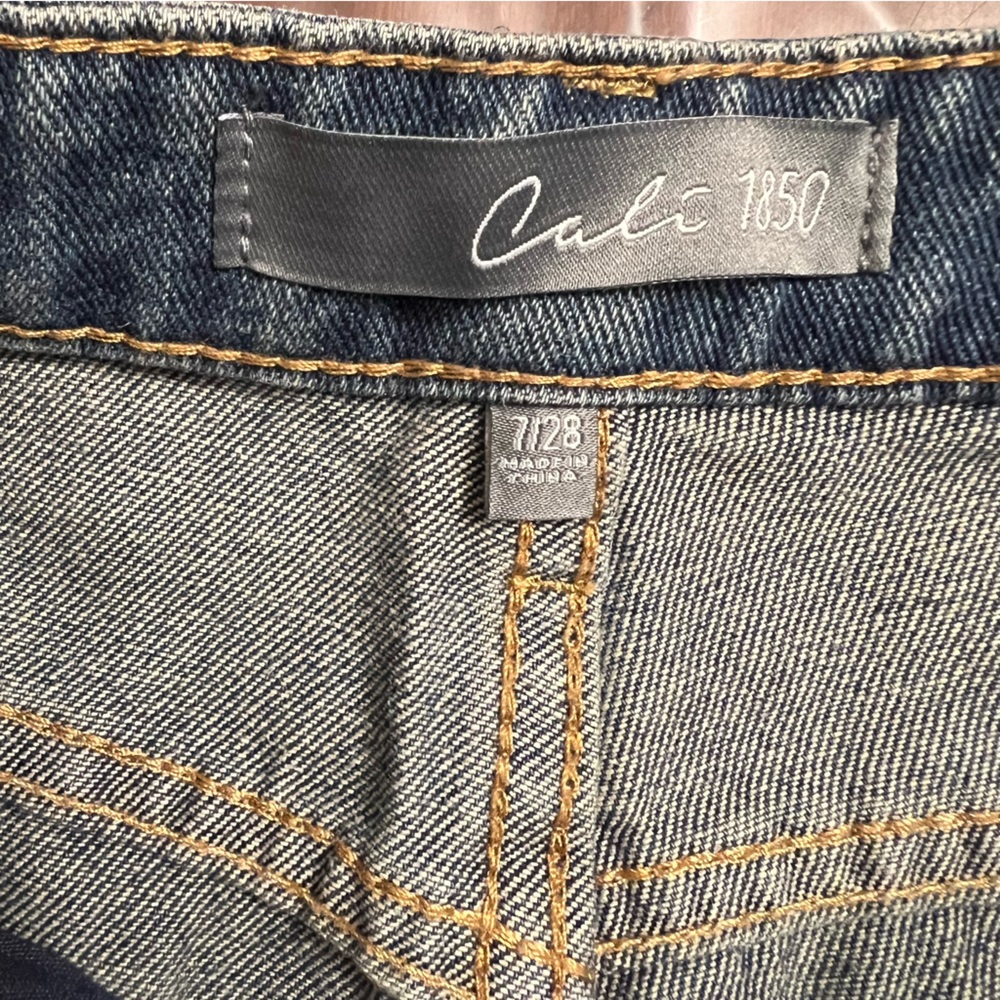 Cali1850 All Over Grommet Low Rise Straight Jeans - Medium Wash size 7/28 - Picture 9 of 14